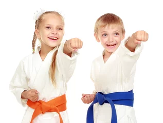 Photo sur Plexiglas Arts martiaux Fille et garçon dans un kimono sur fond blanc battre la main