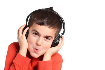 bambino ascolta musica in cuffia