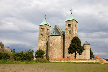 Fototapeta na wymiar Romański kościół w Tumie, Polska