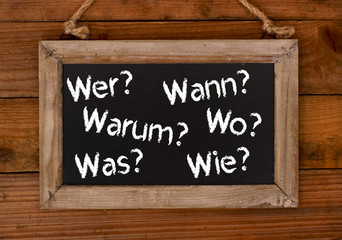 Fragen auf Holzschild