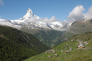 Fototapeta na wymiar Village of Findeln beneath the Matterhorn in the Swiss Alps