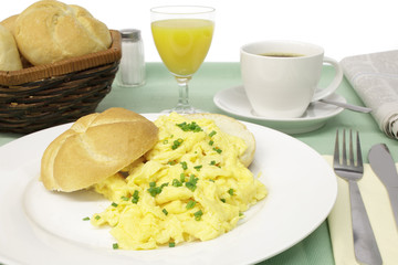 Rührei mit Schnittlauch und Brötchen