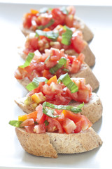 Crostini with tomato, basil and garlic