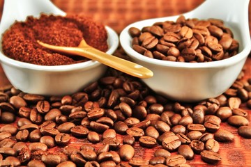 Bohnen und Pulver vom Kaffee