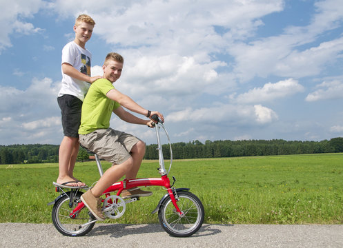 Zwei Jungen auf einem Fahrrad