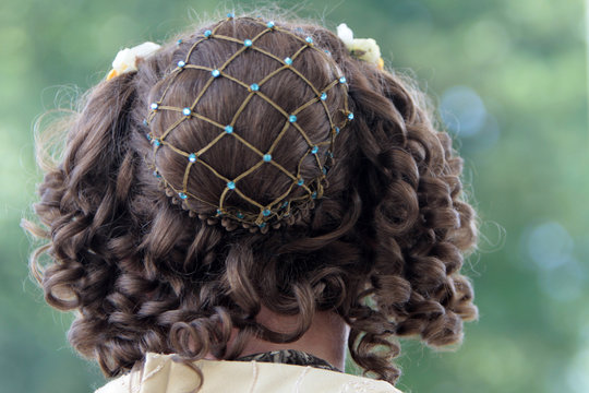 Historische Frisur mit Haarnetz