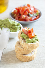 Crostini with arugula cream and tomatoes