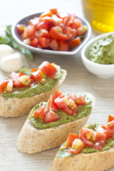 Crostini with arugula cream and tomatoes