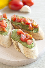 Crostini with arugula cream and tomatoes