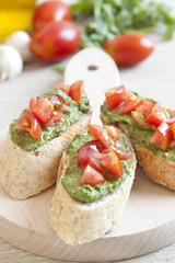 Crostini with arugula cream and tomatoes