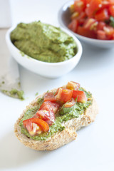 Crostini with arugula cream and tomatoes