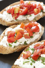Crostini with cottage cheese, parsley and tomato