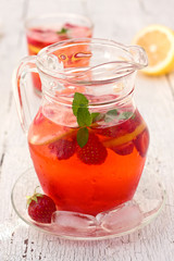 lemonade with strawberries