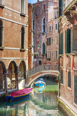 Fototapeta na wymiar Romantyczny kanał i most w centrum Wenecji, Włochy