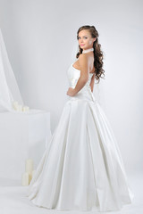 Fototapeta premium Beautiful bride in a luxurious wedding dress