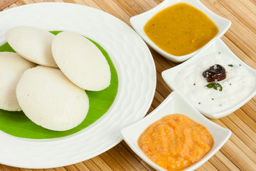 Idly with Tomato Chutney
