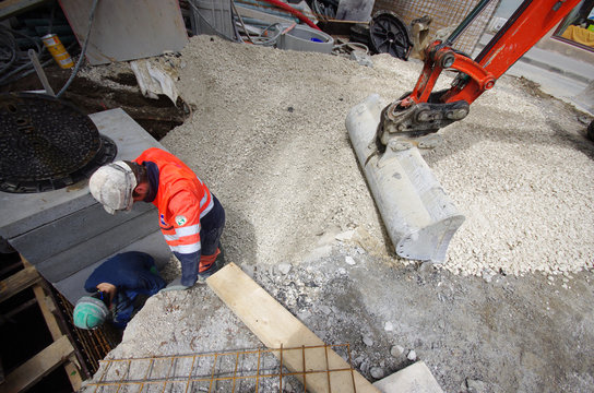 ouvriers sur un chantier - travaux de canalisation
