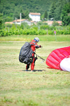 atterraggio di parapendio con pilota