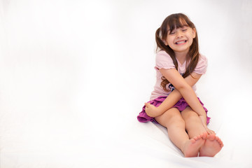 bambina che ride nella sua stanza da giochi