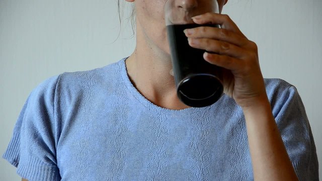Buvant un soft drink
