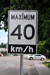 Maximum 40km/hr signage
