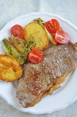 Gebratenes Rumpsteak mit Gemüse
