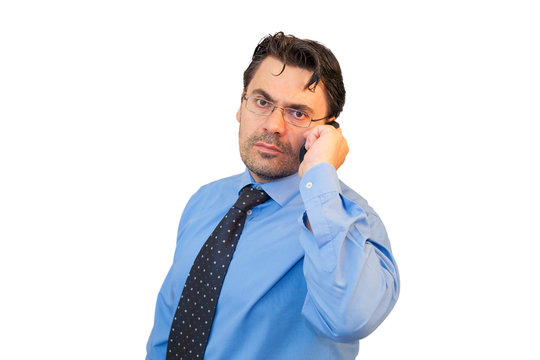 Imprenditore con camicia, cravatta e telefono