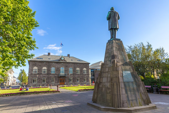 J&oacute;n Sigur&eth;sson statue with view on parlament, Reykjavik, Icelan