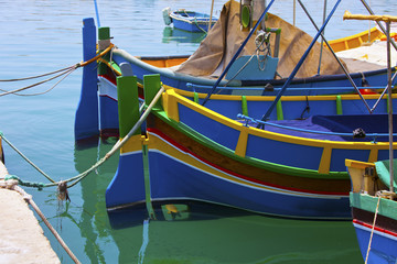 Fototapeta na wymiar Maltański luzzu, tradycyjnych łodzi rybackich z Malty.