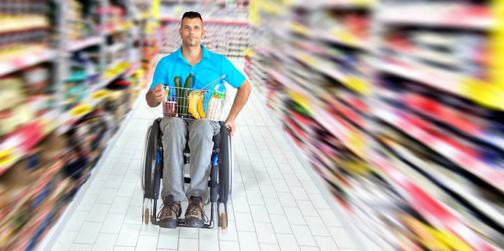 Rollstuhlfahrer beim einkaufen