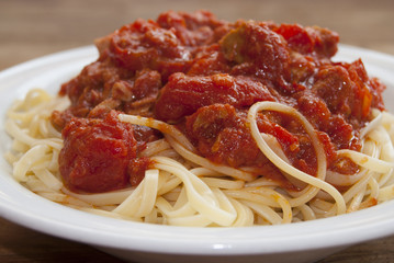 pasta al sugo di pomodoro e tonno