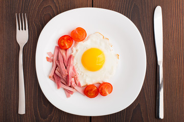 Fried egg with ham and tomato