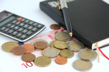 Блокнот и калькулятор на фоне евро