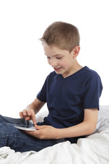 enfant garçon 10 ans utilisant tablette