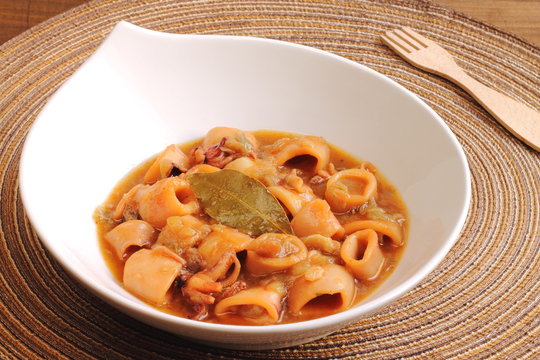 Calamares encebollados