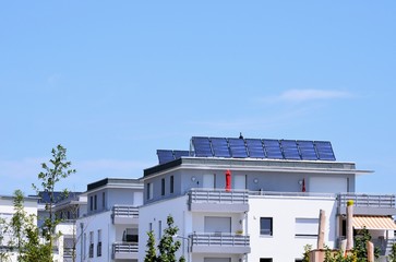 Solarzellen auf Mehrfamilienwohnhaus