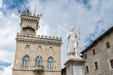 Fototapeta na wymiar Statua Wolności i publicznych pałac, Republika San Marino,