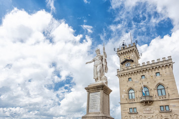 Obraz premium Liberty statue and public palace, San Marino republic,