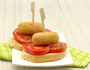Aperitivo de croquetas con tomate