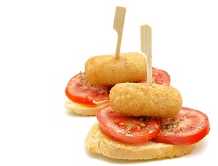 Aperitivo de croquetas con tomate