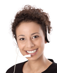 Mitarbeiterin in einem Callcenter mit Headset