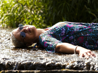 Frau liegt im Wasser
