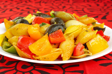 Fototapeta na wymiar Delicious Conchiglie pasta with colorful capsicum