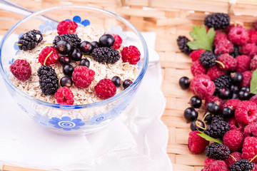 Oat flake porridge with fresh berries