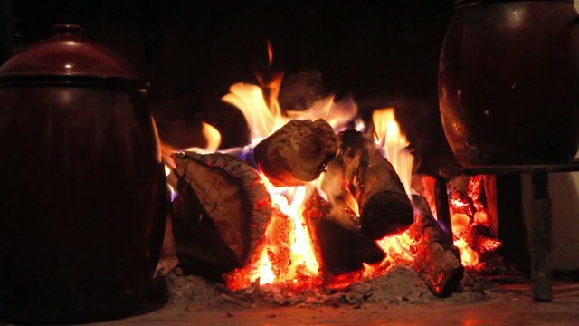 Pucheros al fuego en la chimenea de campo