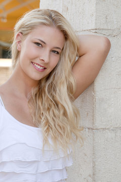 H&uuml;bsches nat&uuml;rliches M&auml;dchen mit blonden Haaren lachend