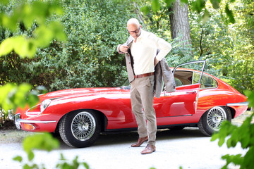 Mann mit Oldtimer