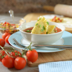 Gemüseravioli mit Tomatensoße