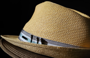 chapeau de paille sur fond noir,été,soleil,soirée