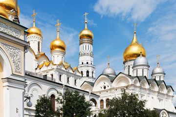 Fototapeta na wymiar Złote kopuły Kremla Moskwa katedr